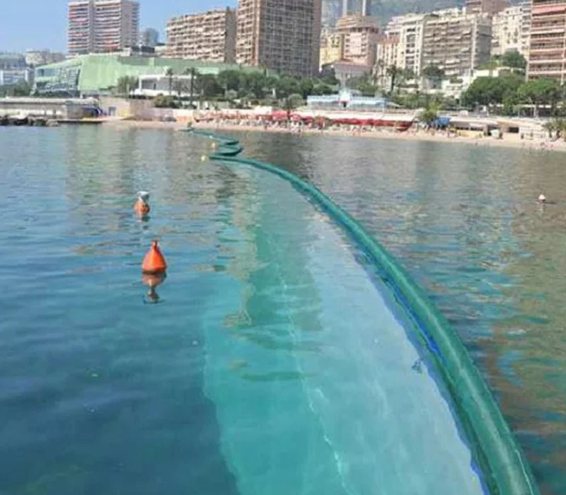 Barriere galleggianti antinquinamento rigide e gonfiabili installate in porto per contenimento di sversamenti in mare